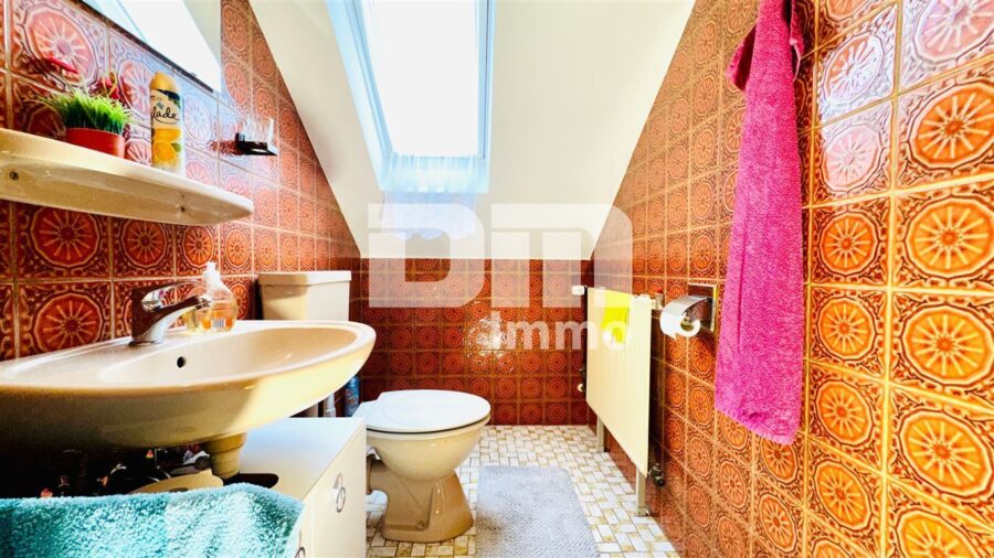 Modernisiertes Ein-/ Zweifamilienhaus inkl. PV-Anlage + Garage auf Traumgrundstück - OG / DG WC